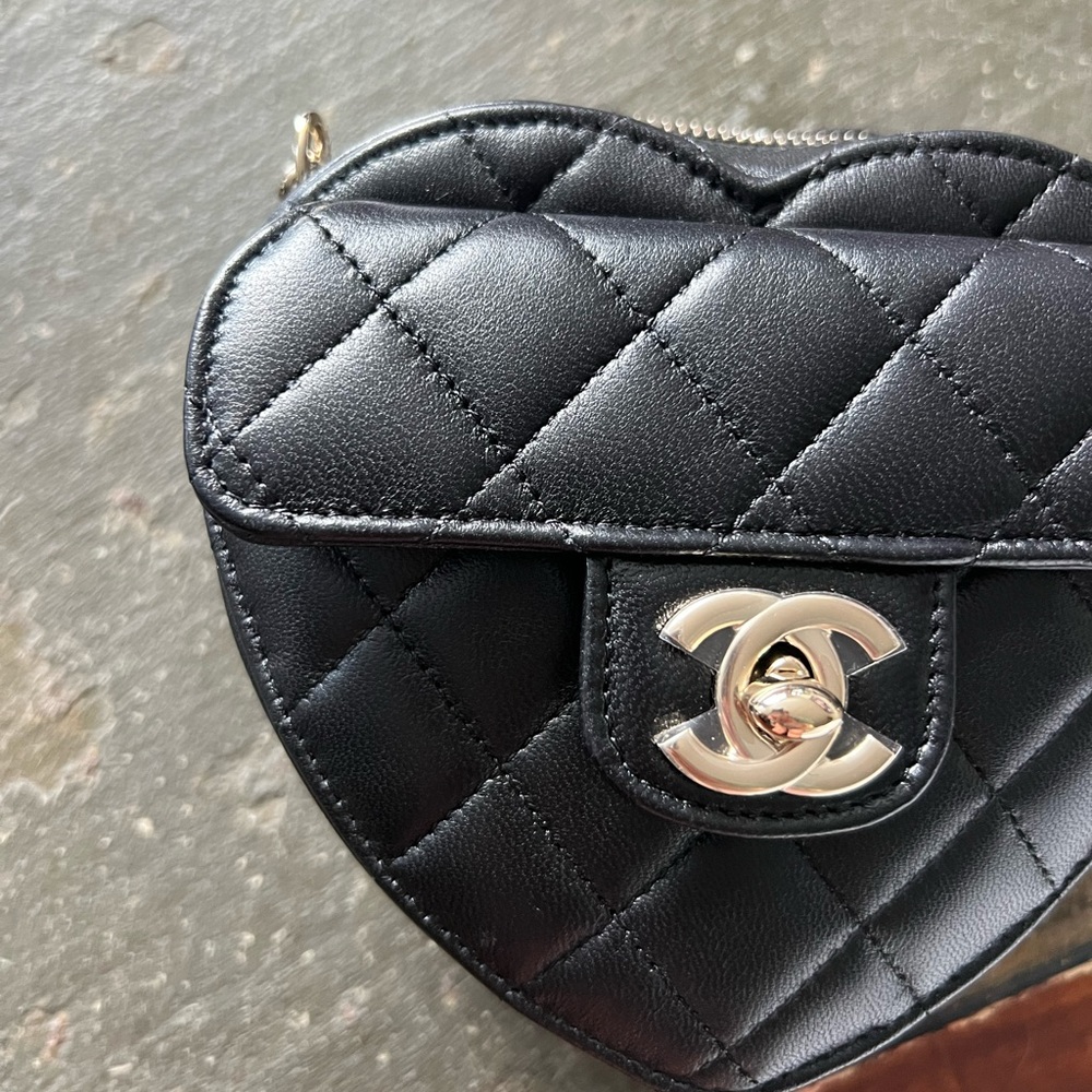 Chanel small crossbody Heart bag with chain in black Mini 22S - Picture 8 of 14